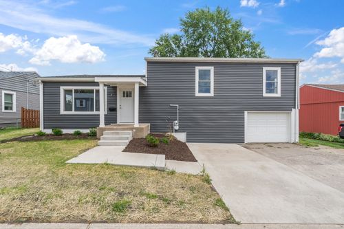 4 Riverview Ln, Bettendorf, IA, 52722-5157 | Card Image