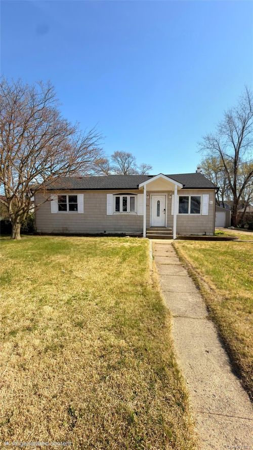 284 15th St, West Babylon, NY, 11704-2731 | Card Image