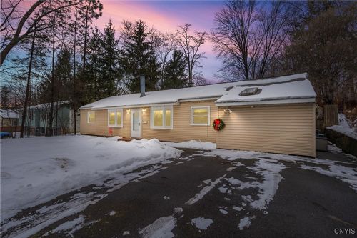 15 Wexford Rd, Syracuse, NY, 13214-1812 | Card Image