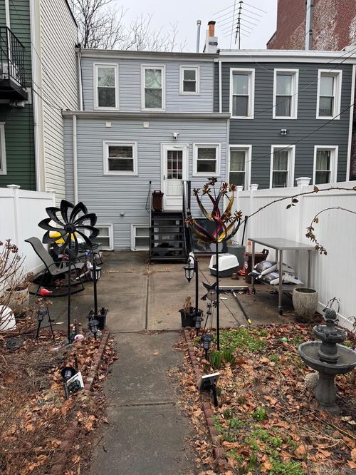 174 Eckford Street, New York, NY, 11222 | Card Image