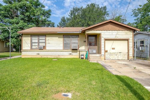 2824 Canton Dr, Fort Worth, TX, 76112-6504 | Card Image