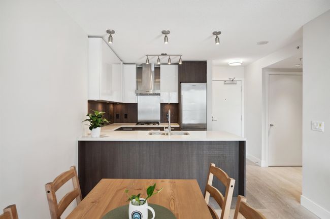 1708 - 3007 Glen Dr, Condo with 1 bedrooms, 1 bathrooms and 1 parking in Coquitlam BC | Image 10