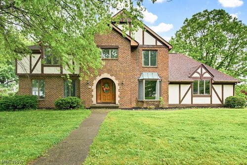 951 Azalea Blvd, Barberton, OH, 44203-4438 | Card Image