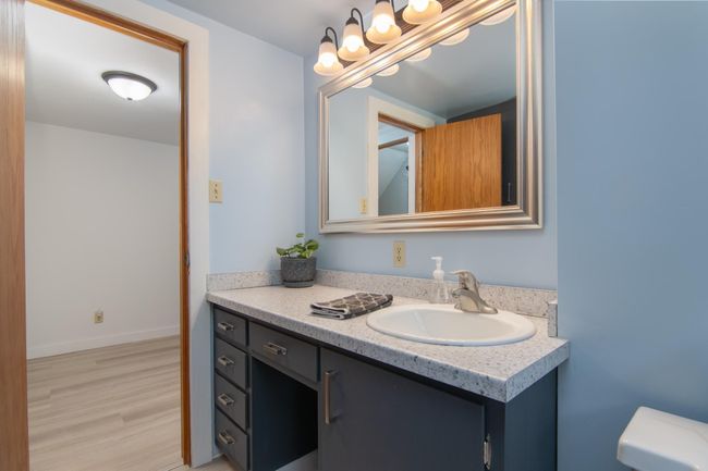 Upper full bath | Image 27