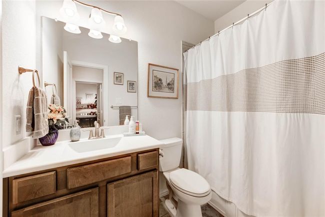 Guest bathroom with shower/tub combo | Image 31