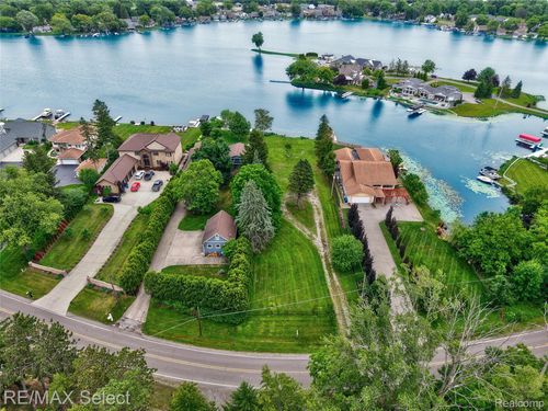 14189 Swanee Beach Dr, Fenton, MI, 48430-3249 | Card Image