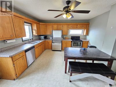 1031 Montgomery St, House other with 2 bedrooms, 1 bathrooms and null parking in Moose Jaw SK | Image 3