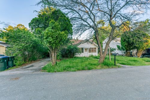 27 Chester St, Monroe, NY, 10950-1129 | Card Image