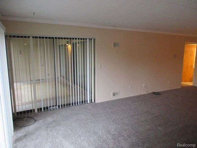 18447 University Park Dr, Condo with 2 bedrooms, 1 bathrooms and null parking in Livonia MI | Image 5