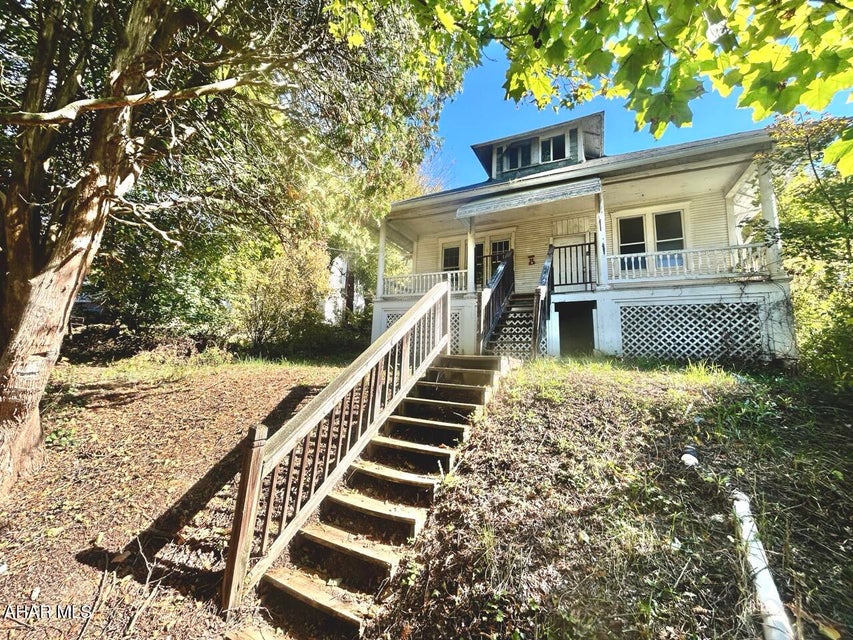 Grove Ave, Johnstown, PA 15902