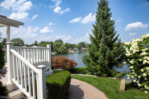 1839 Smallbrook Dr, Troy, MI, 48085-1423 | Card Image