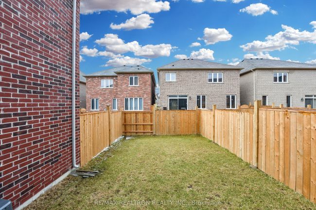 490 Queen Mary Dr, House attached with 3 bedrooms, 3 bathrooms and 1 parking in Brampton ON | Image 11