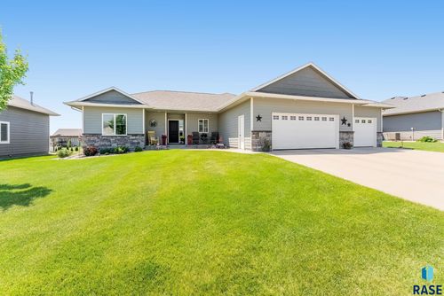 413 N Willow Creek Ave, Sioux Falls, SD, 57110-4038 | Card Image