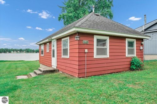 5960 Birchwood Dr, Hale, MI, 48739-8802 | Card Image