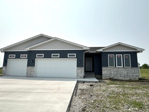 130 Moonlight Dr, Waterloo, IA, 50701-5738 | Card Image