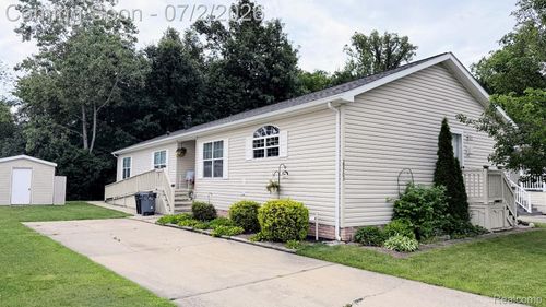 29703 Vinewood Ln, Gibraltar, MI, 48173-1253 | Card Image