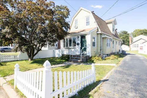 404 Silver Ln, Oceanside, NY, 11572-1946 | Card Image