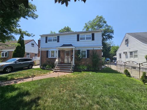 18 Circle Dr, Hempstead, NY, 11550-6610 | Card Image