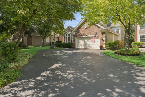 2040 N Dunhill Ct N, Arlington Heights, IL, 60004-3179 | Card Image