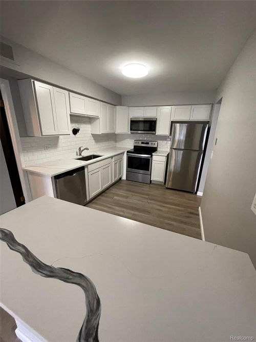 apt-101-32023 W 14 Mile Rd, Farmington Hills, MI, 48334-1164 | Card Image