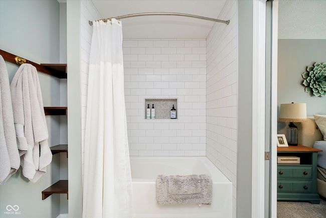 Secondary Owner's Bath | Image 20