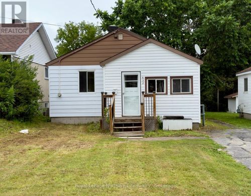 638 2nd Ave E, North Bay, ON, P1B1M2 | Card Image