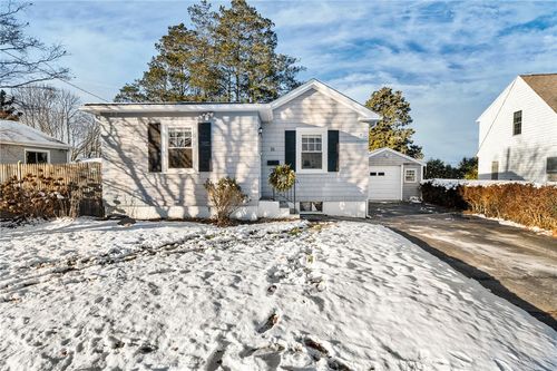51 Smythe St, Middletown, RI, 02842-4847 | Card Image