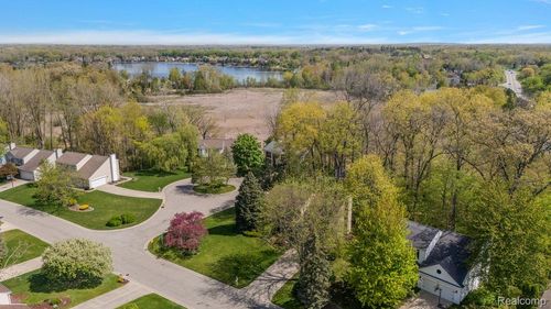 2686 Orbit Dr, Lake Orion, MI, 48360-2728 | Card Image