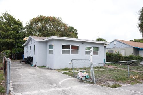 840 W 1st St, Riviera Beach, FL, 33404-7608 | Card Image