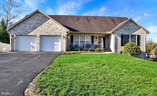 204 Jade Dr, CHAMBERSBURG, PA, 17202-8239 | Card Image
