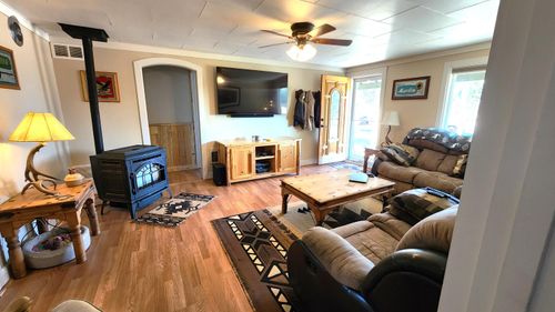 4335 Ne 33rd St, Redmond, OR, 97756-8562 | Card Image