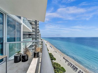 1807 - 17001 Collins Ave, Condo with 1 bedrooms, 2 bathrooms and null parking in Sunny Isles Beach FL | Image 3