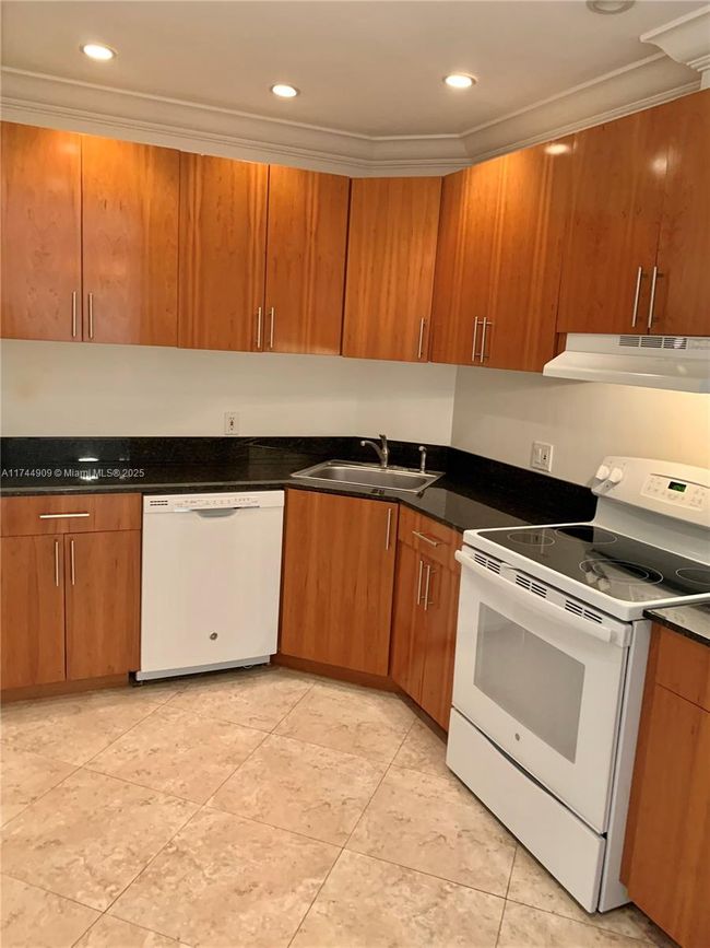APT-210A - 2426 Se 17 Th St, Condo with 1 bedrooms, 1 bathrooms and null parking in Fort Lauderdale FL | Image 15