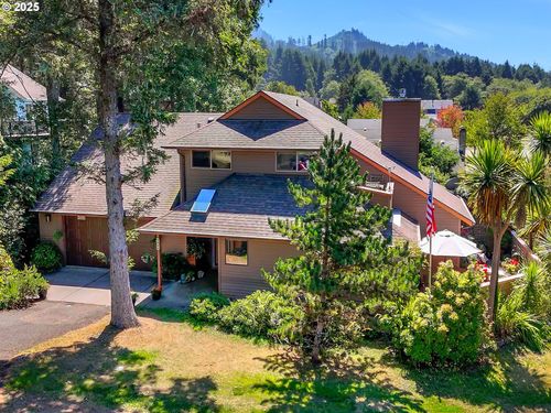 315 N Chinook St, Cannon Beach, OR, 97110-2049 | Card Image
