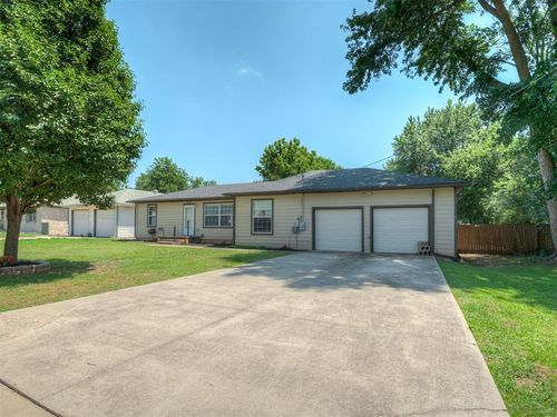 3910 Lawn Dr, Del City, OK, 73115-2022 | Card Image