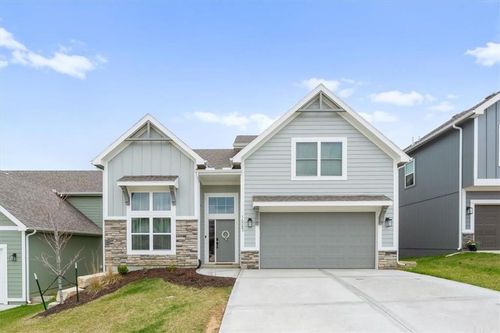 16083 Ryan Cir, Parkville, MO, 64152-8803 | Card Image