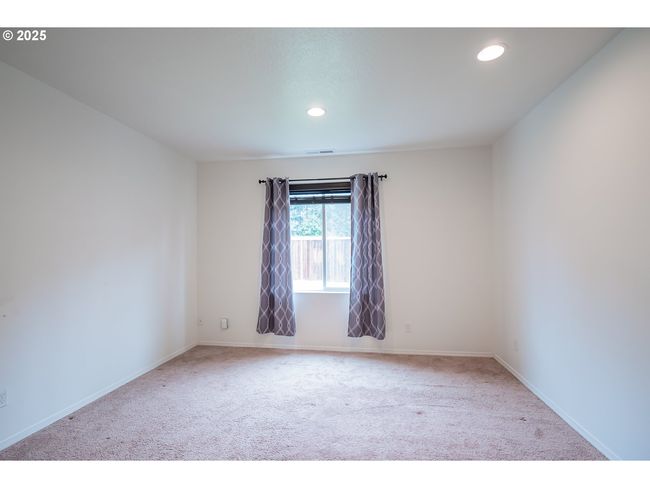 1067 S 55 Th St, House other with 3 bedrooms, 2 bathrooms and 2 parking in Springfield OR | Image 12