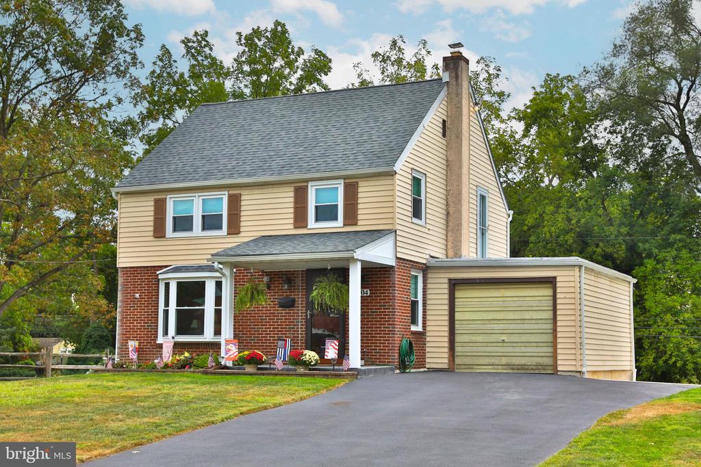Clive Rd, Oreland, PA 19075
