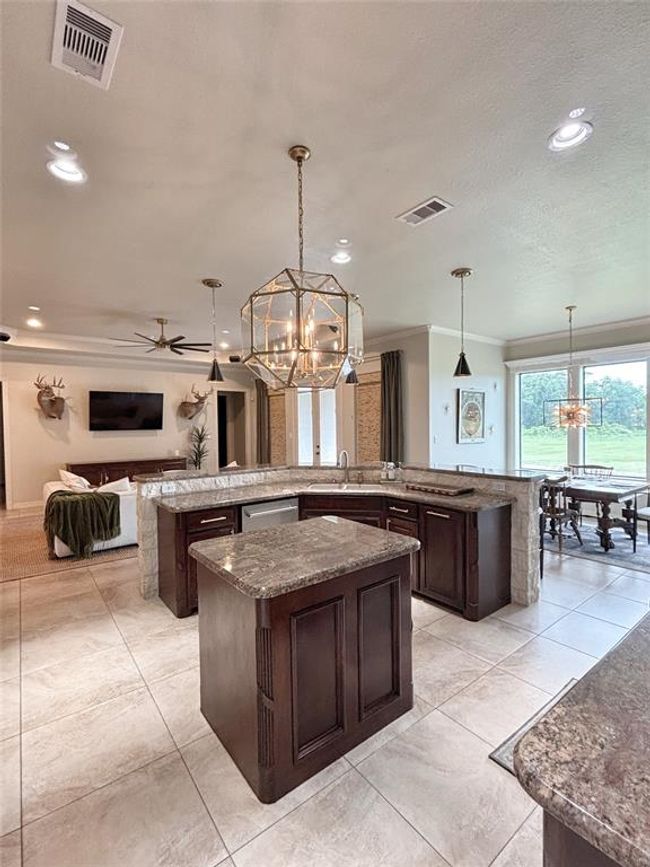 1549 Frontier Trl, House other with 4 bedrooms, 2 bathrooms and 2 parking in Angleton TX | Image 6