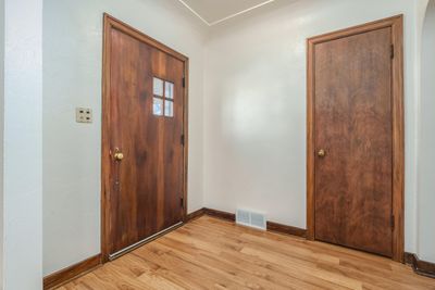 Spacious Entryway | Image 3