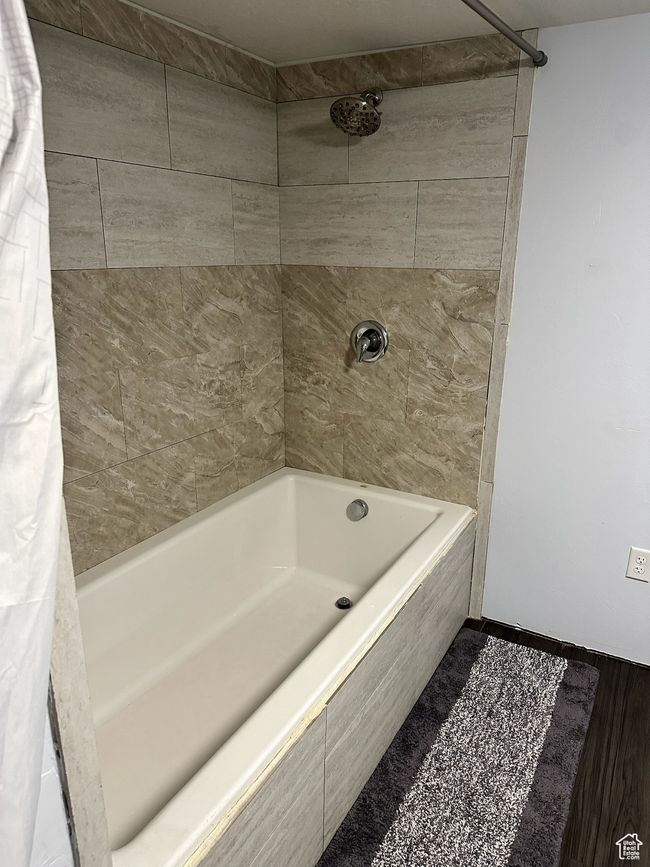 Bathroom with shower / tub combo | Image 27