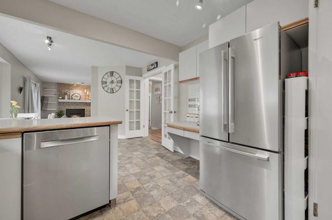 2815 Signal Hill Dr Sw, House other with 3 bedrooms, 3 bathrooms and 4 parking in Calgary AB | Image 7