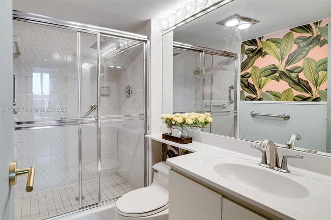 APT-617 - 100 Bayview Dr, Condo with 2 bedrooms, 2 bathrooms and null parking in Sunny Isles Beach FL | Image 21
