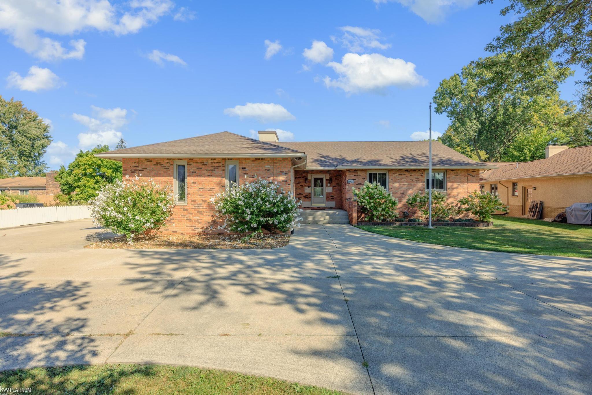 17 Mile Rd, Clinton Township, MI 48038