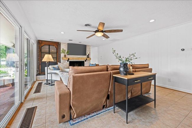 Family Room | Image 23
