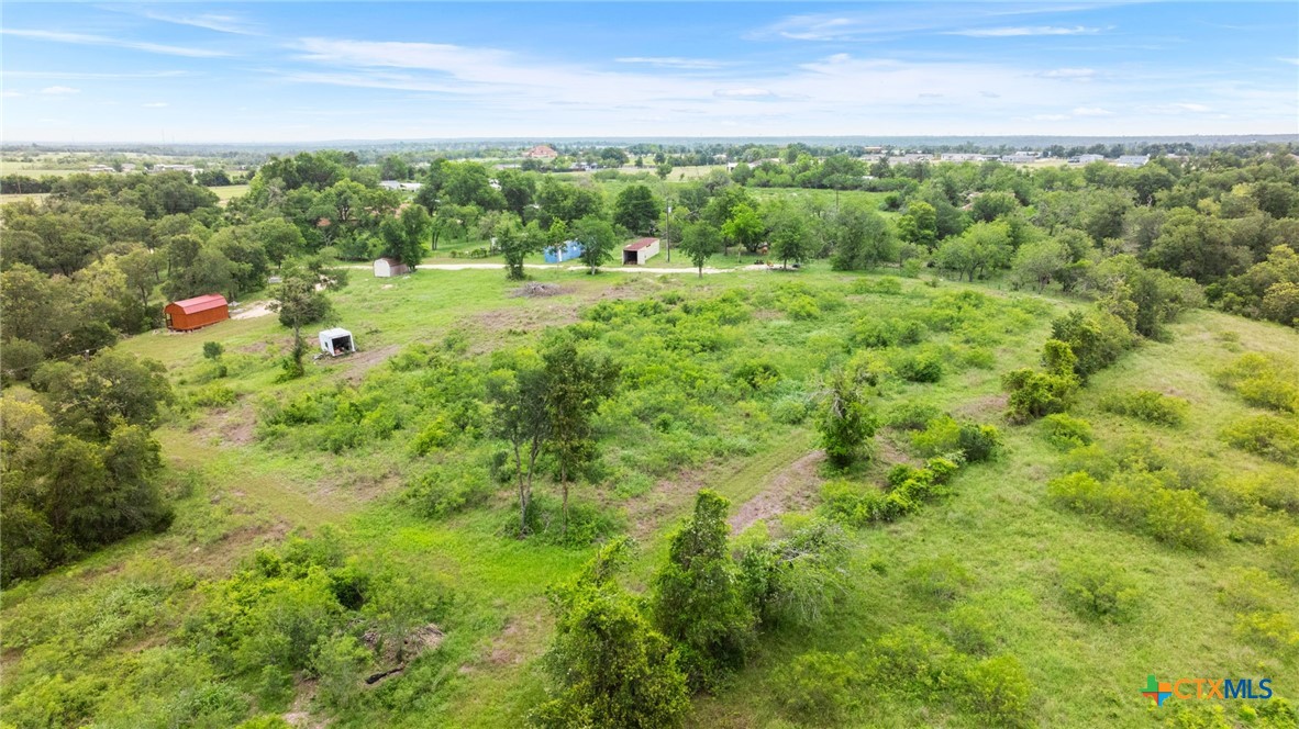 Land in Manor