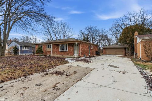 5093 Northlawn Dr, Sterling Heights, MI, 48310-6620 | Card Image