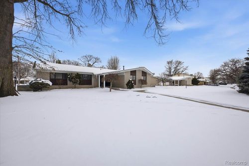 32523 Newcastle Drive, Warren, MI, 48093 | Card Image