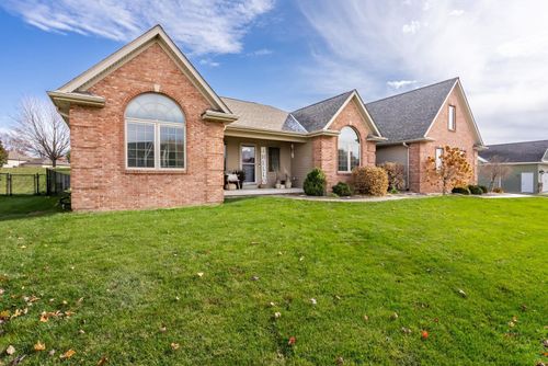 18 Nicholas Ct, Eldridge, IA, 52748-9592 | Card Image