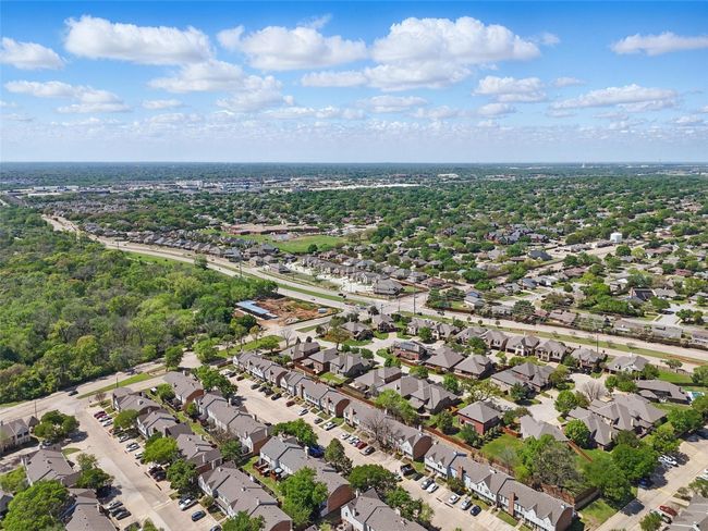 Minutes from shopping, gyms, restaurants & More | Image 26